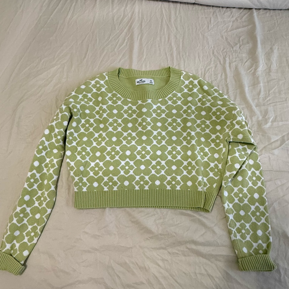 💚Hollister Olive and White Geometric Sweater
